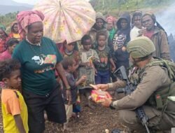 Saat Polisi dan Anak-Anak Papua Tertawa Bersama di Sugapa.