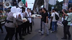 SEJUKKAN RAMADHAN, POLDA METRO JAYA KEDEPANKAN PENDEKATAN HUMANIS DAN TIM SHOLAWAT DALAM PELAYANAN PENYAMPAIAN ASPIRASI MAHASISWA.