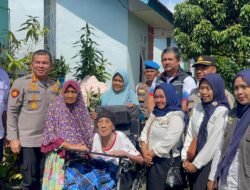 Kapolresta Bengkulu Salurkan Bantuan Kursi Roda untuk 12 Warga di Kampung Melayu, Wujud Kepedulian Sosial, Polresta Bengkulu Bersama Tim PKH dari Dinsos