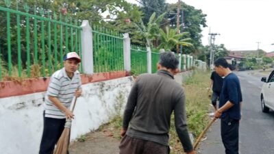 Kompak! Warga RT 01 Bajak Gelar Gotong Royong